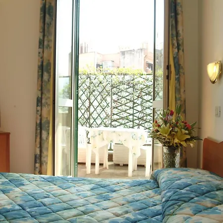 Hotell Tirreno 3*